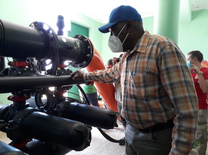 Salvador Valdés recorrió una estación de bombeo en el municipio holguinero de Báguanos. Foto: Lianne Fonseca Diéguez