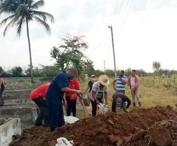 El llenado con tierra de los canteros del polígono San Rafael favorecerá la ampliación de la siembra de hortalizas y vegetales. Foto: Zenaibis Leyva