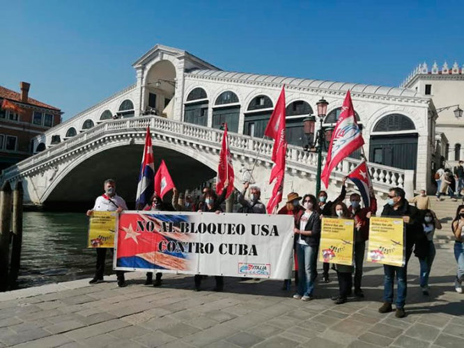 En la bellísima ciudad de Venecia, Italia, justo en el puente Rialto, cubanos residentes y amigos de Cuba, condenaron el criminal bloqueo económico, financiero y comercial impuesto por el gobierno de Estados Unidos y llamaron a tender #PuentesDeAmor. Foto tomada del Facebook de Llanio González