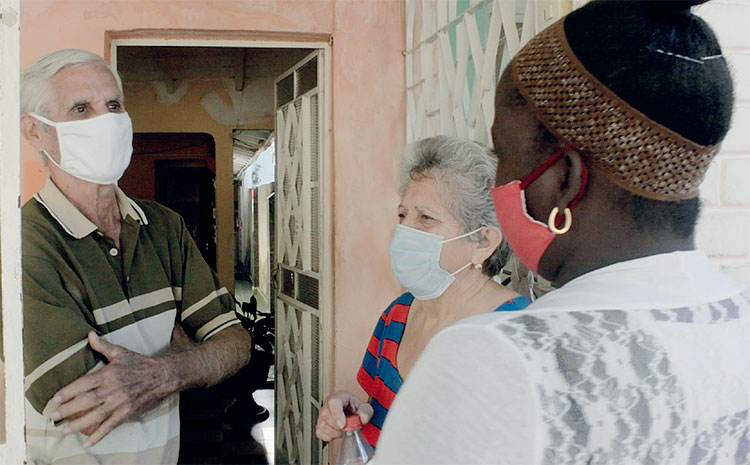 Yanet dialoga con los abuelos de Carlos, quien en estos momentos es vulnerable por la situación epidemiológica. Foto: Pedro Paredes Hernández