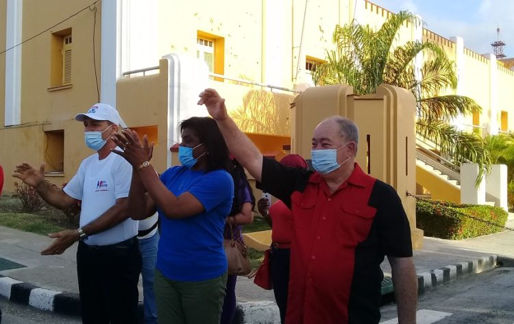 La posta 3 del antiguo cuartel Moncada fue el punto de cierre del sui géneris desfile motorizado y desde allí las máximas autoridades del Partido, el Gobierno y la CTC en la provincia saludaron a los caravanistas. Foto: Betty Beatón Ruiz