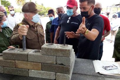 Visita Ramiro Valdés entidades de la construcción y la agropecuaria en Villa Clara