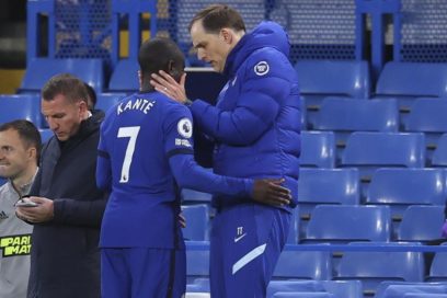 Kanté preocupa al Chelsea  tras abandonar el campo por molestias.