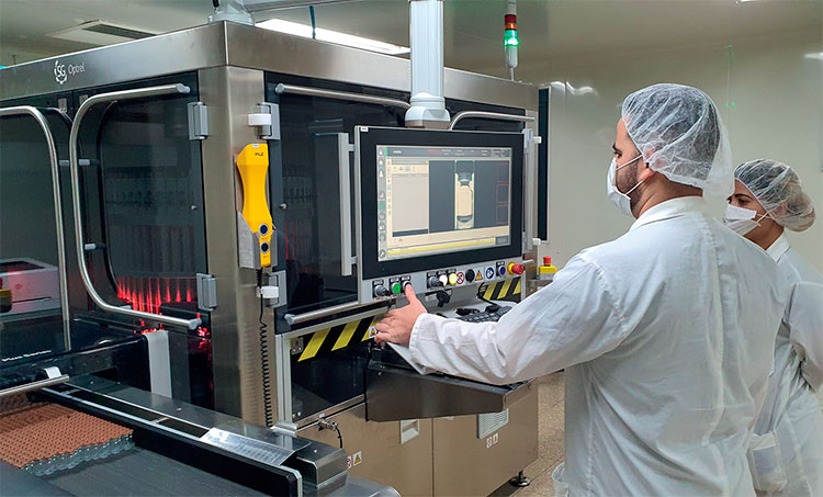 La institución, perteneciente a BioCubaFarma, cumple un riguroso sistema de calidad, antes de poner a disposición de la salud pública cubana sus productos y fármacos. Foto: Cortesía de BioCen