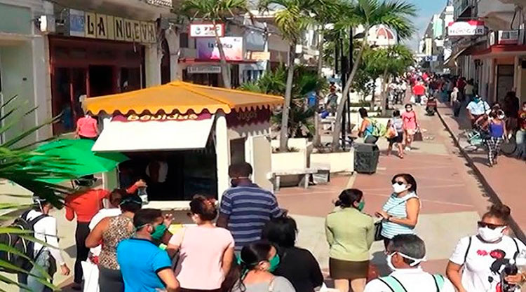 Aglomeraciones como estas hay que evitarlas o eliminarlas. Foto: Periódico 5 de Septiembre