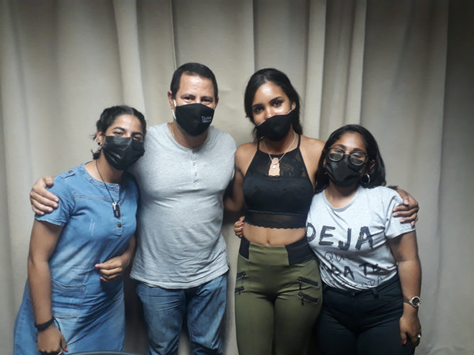 Israel Rojas unto a Amalia, Yoli y Carla tras finalizar la trasnmisión.