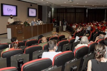 Los universitarios hablan sobre un viaje a las esencias