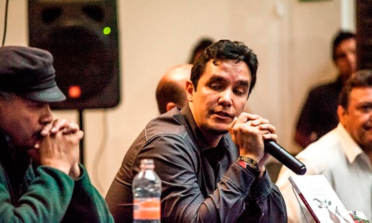 Frino, durante la presentación de su libro Cortando rábanos, en México.