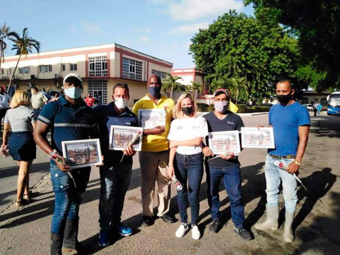 Un grupo de trabajadores destacados también fue estimulado. Foto: Cortesía SNTC