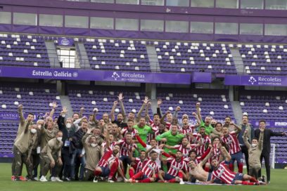 El Atlético de Madrid se llevó finalmente el título de la Liga Española tras vencer en la última jornada al Valladolid 2-1, con dianas de Ángel Correa y Luis Suárez. Los de Simeone acabaron con 86 unidades, seguidos de cerca por el Madrid (84).