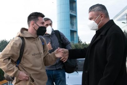 Messi llega a la concentración de Argentina.