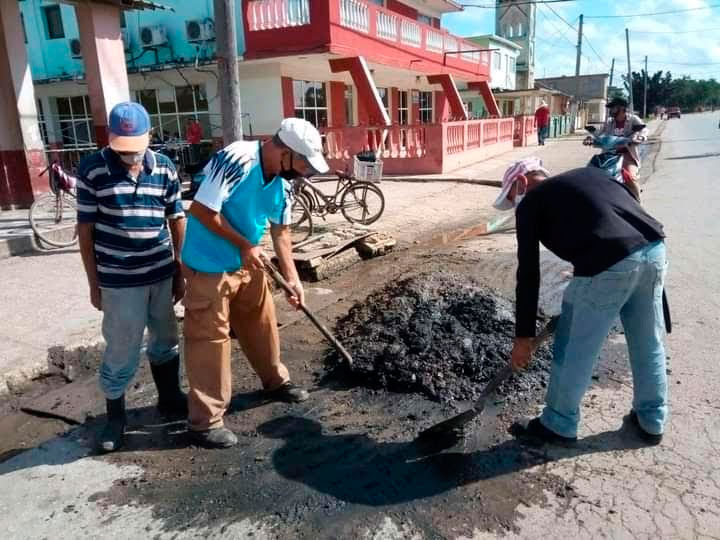 La desobstrucción de alcantarillas para evitar inundaciones en las calles entre las prioridades de los avileños. Foto: Arley Hernández Claro