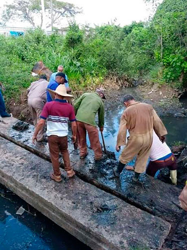 En Sancti Spíritus se desobstruyeron cañadas y otros cauces superficiales para evitar riesgo de inundaciones. Foto: José Lorenzo