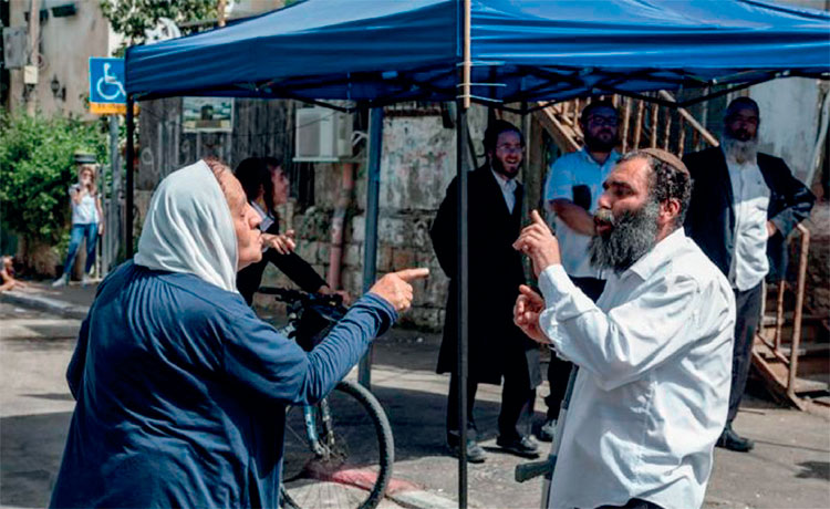 Mujer palestina y un hombre judío discuten en una de las calles de Sheij Jarrah. Foto: BBC