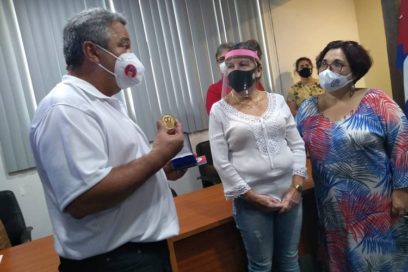 Entrega Ulises Guilarte a Radio Habana Cuba Sello Aniversario 80 de la CTC (+Fotos)