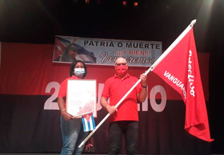 En nombre de los trabajadores, el sindicato y la administración de la EMPAI recibieron la condición de Vanguardia Nacional, categoría obtenida 26 veces. Foto: Noryis