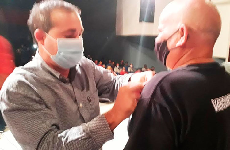 Misael Rodríguez impuso la medalla Jesús Menéndez a los condecorados. Foto: Noryis