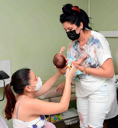 Amelia apenas tiene cinco días de nacida y se sabe querida por su madre Yisel que tanto la esperó, por sus abuelas y hasta por el personal del hospital Materno que también la cuidaron desde antes de su llegada. Foto: Rodolfo Blanco Cué, ACN