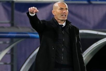 Zidane tras el empate contra el Sevilla: «No me convenció el árbitro. Nunca hablo de eso pero estoy enfadado. Me tienen que explicar la regla de las manos en los penaltis, hoy vi una mano del Madrid y otra del Sevilla y pitaron la del Madrid», dijo.