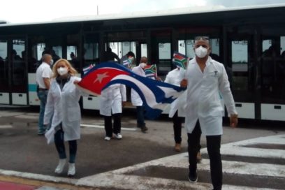 Regresan más colaboradores cubanos tras apoyar enfrentamiento a la COVID-19 en Sudáfrica