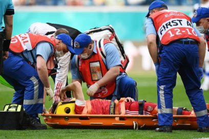 Mario Fernandes se lesiona tras aparatosa caída.