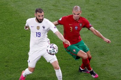 Benzema: “Siento mucha alegría y orgullo. Creo que todo el mundo lo estaba esperando, había un poco de presión sobre mí, pero soy un jugador de fútbol, un profesional, también necesito esa presión. Me hace feliz marcar. Además estamos calificados”.