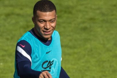 Nasser Al-Khelaïfi, presidente del PSG: “Voy a ser claro, Kylian Mbappé va a seguir en París, no vamos a venderle nunca y nunca saldrá libre. Todo lo que puedo decir es que las negociaciones están progresando. Espero encontrar un punto en común».