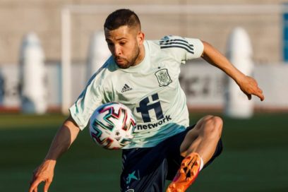 Alba sobre la salida de Suárez del Barça: “Me parece de chiste, es un jugador que nos había dado muchísimo y se le regaló a un rival directo, que luego además gana la Liga. No me gustó, dónde ibas a encontrar un delantero como él”.