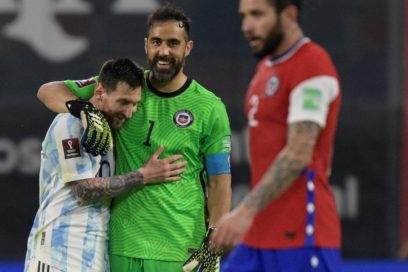 Messi tras el empate a uno con Chile en las eliminatorias: “Diego siempre está con la Selección. Fue un partido muy especial por ser el primero sin él, por todo lo que está pasando el mundo. Es una lástima jugar sin gente. Es lo que nos toca vivir”.