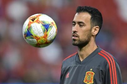 Busquets da positivo a la Covid 19: El capitán de la selección española Sergio Busquets dio positivo a la Covid 19 y, siguiendo el protocolo de salud, abandonó la concentración española. Hasta ahora no hay otro caso dentro de la Roja.