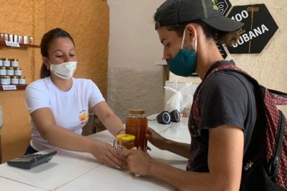La Colmena beneficia a los pineros con la venta de miel