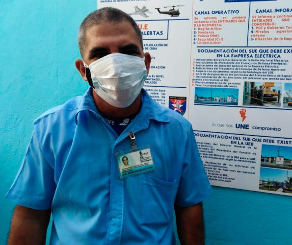 Amaury Galera en el acto de entrega del certificado de vanguardia nacional recibió la condición Ñico López por los años de labor. Foto: Gretel Díaz Montalvo