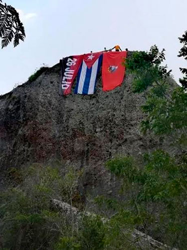 Jóvenes santiagueros llegaron hace pocos días hasta la Gran Piedra, notable elevación ubicada en los alrededores de la ciudad cabecera, y desde allí exigieron el fin del bloqueo. Foto: Yoandy Bello