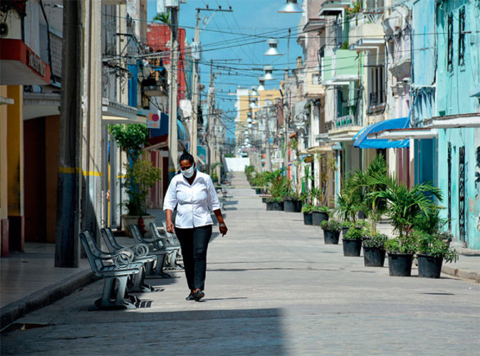 Algunas de las principales calles comerciales de la ciudad de Camagüey por casi tres meses han permanecido cerradas para evitar aglomeraciones, sin embargo, en los barrios y en las casas se ha diseminado el virus. Foto: Alejandro Rodríguez Leiva