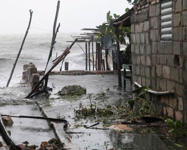 Los muros construidos como barreras de contención, no han sido efectivos ante azote de un evento meteorológico. Foto: Oscar Alfonso Sosa