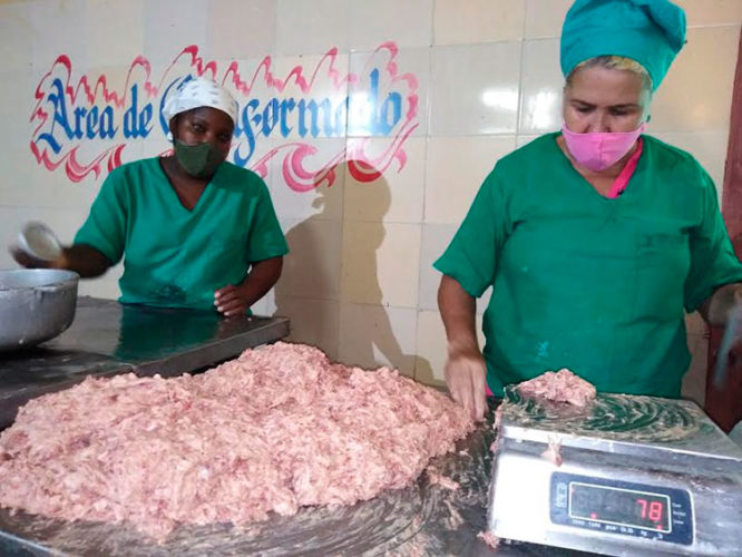 Las hamburguesas entre los productos de mayor aceptación popular por su calidad y precio asequible. Foto: José Luis Martínez Alejo