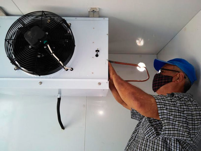 Se realiza el montaje de una nueva cámara de refrigeración en la unidad El Vaquerito. Foto: José Luis Martínez Alejo