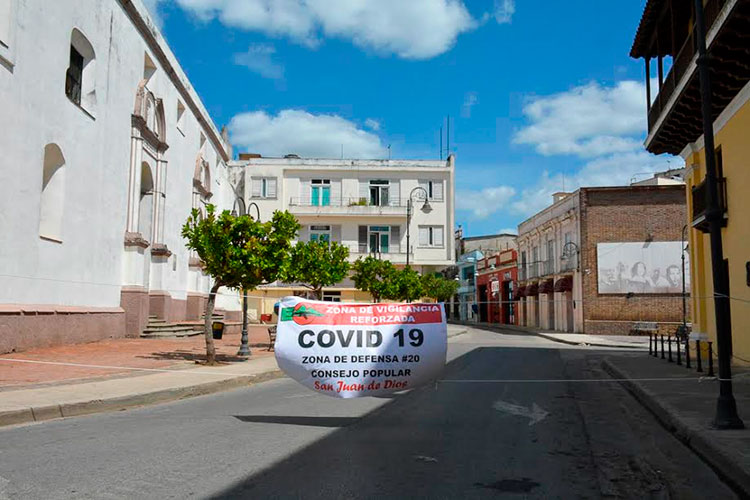 Las principales arterias comerciales, plaza y parques de Camagüey permanecen cerradas para evitar el trasiego de personas y evitar, así, el contagio por el nuevo coronavirus. Foto: Alejandro Rodríguez Leiva