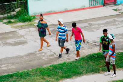 Jugando con la COVID-19 (+ Fotos)