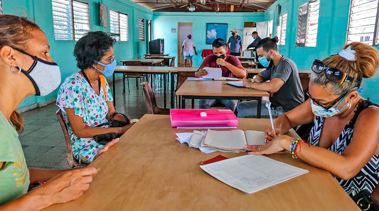 En el comedor se tomará la presión arterial y otros datos requeridos a quienes se vacunarán. Ayer domingo el trabajo preparatorio concluía con la pintura al amplio local. Foto: Heriberto González Brito