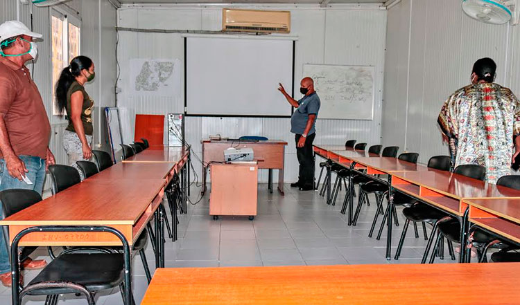 Vista de una de las dos aulas que servirán como observatorio, o sea, donde los ya vacunados pasarán en observación el tiempo establecido. Foto: Heriberto González Brito