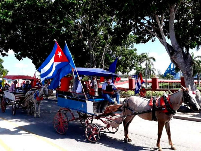 Los colores de la enseña nacional y el espíritu patriota de los holguineros engalanaron a la Caravana contra el Bloqueo en esta ciudad oriental. Foto: Lianne Fonseca