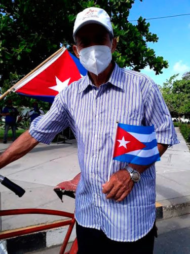 El holguinero Eddy Nemesio Pérez González, Héroe del Trabajo de la República de Cuba, estuvo presente en la Caravana contra el Bloqueo para manifestar su amor por Cuba. Foto: Lianne Fonseca