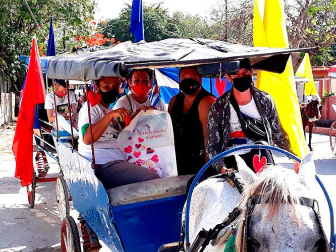 Trabajadores, estudiantes y pueblo en general se sumó desde Holguín a la batalla contra el Bloqueo. Foto: Lianne Fonseca