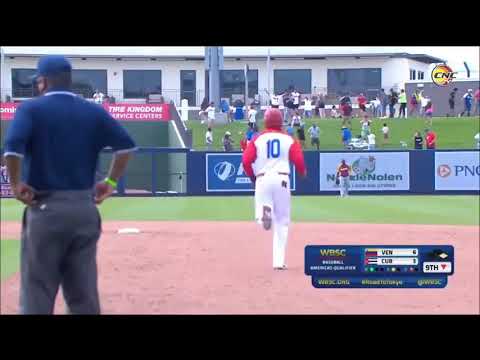 Lisbán Correa tras el jonrón.