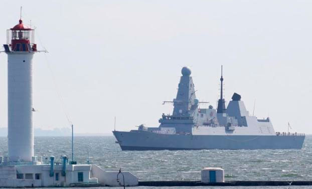 Primero fue el MS Defender de la Royal Navy. Ahora son decenas de barcos de guerra en el Mar Negro. Foto: Reuters