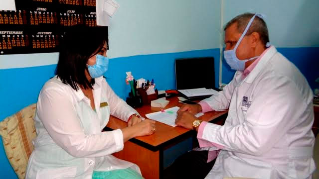 Los doctores Eloy Verdecia Silva y Beatriz Soto Santiesteban, además de otros muchos profesionales del Centro Regional, multiplican la esperanza y la felicidad entre muchas parejas de la región oriental. Foto: Lianne Fonseca
