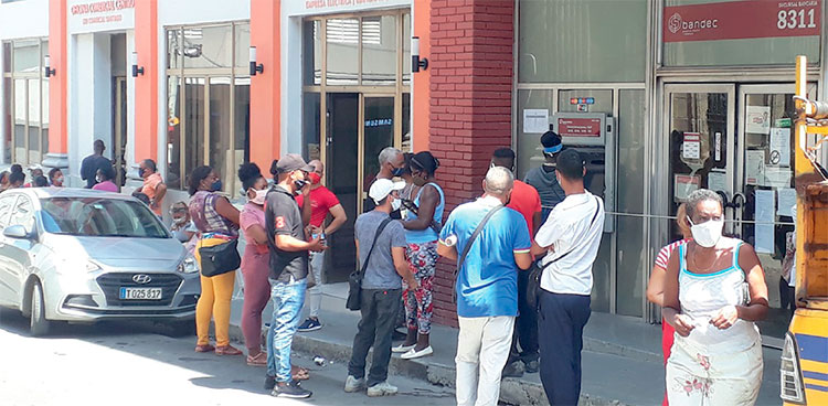 Situaciones como estas siguen latientes en una provincia donde crece el número de enfermos y fallecidos, no obstante las medidas de rigor ante el azote de la COVID-19. Foto: Betty Beatón Ruiz