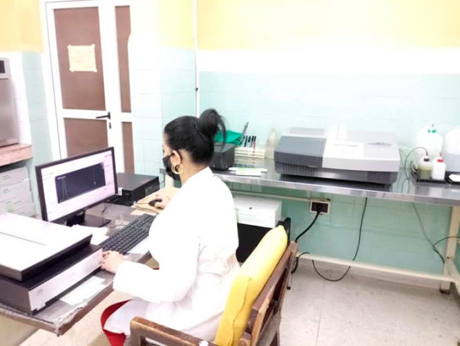 Especialistas de Genética Médica realizan los estudios de rigor para la detección en las embarazadas de la electroforesis de hemoglobina. Foto: Cortesía Centro Provincial de Genética Médica Santiago de Cuba