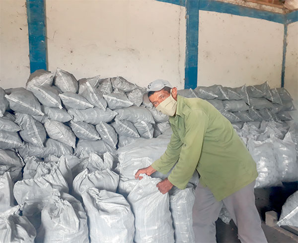 La producción de carbón apasiona a Juan Bautista. Foto: Adriana Rojas Preval